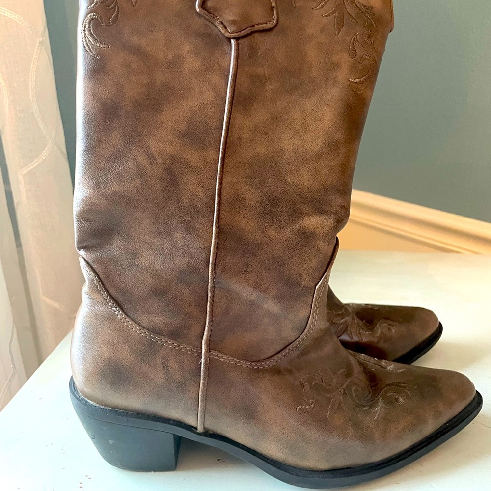 Ladies Roper Boots - Size 6. Boots are like new and in excellent condition.